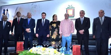 Santo Domingo,El escritor José Miguel Soto Jiménez puso a circular la obra «El Doctor», aproximación a un personaje premeditadamente indescifrable, donde narra vivencias políticas del expresidente de la República, doctor Joaquín Balaguer.El nuevo trabajo intelectual del antiguo jefe de las Fuerzas Armadas Dominicanas cuenta con las palabras liminares de Pedro Gil Iturbides, con el prólogo de Tony Reful Tejada y el prefacio de Cándido Gerón. tres reconocidos prominentes hombres de las letras del país.«Al leer la presente obra de José Miguel Ángel Soto Jiménez, es posible pensar en un mundo mágico., Porque el personaje descrito en estas páginas , sin lugar a dudas lo fue», plantea en las palabras liminares Gil Iturbides.Destaca que el autor retrata al Balaguer. «Y contra toda posibilidad de creernos ante una biografía del Doctor, nos advierte José Miguel un propósito diferente», sostiene en unos de sus párrafos Iturbides.Para el prologuista Tony Raful es «ardua aventura la del escritor, asumir en su totalidad las facetas de Joaquín Balaguer».