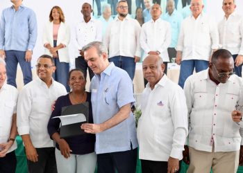 En acto encabezado por Presidente Abinader, director del IAD destaca entrega de 4,487 títulos de propiedad a familias de Los Alcarrizos