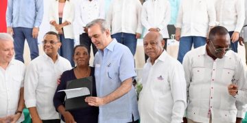 En acto encabezado por Presidente Abinader, director del IAD destaca entrega de 4,487 títulos de propiedad a familias de Los Alcarrizos