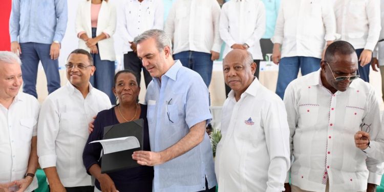 En acto encabezado por Presidente Abinader, director del IAD destaca entrega de 4,487 títulos de propiedad a familias de Los Alcarrizos
