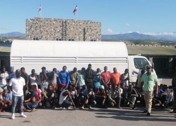 Migración detuvo y repatrio a su país a 4,641 extranjeros ilegales del 10 al 16 de octubreSanto Domingo, RD. – Al menos 4,641 extranjeros ilegales, en su mayoría haitianos, han sido detenidos y devueltos a sus países, del 10 al 16 de este mes de octubre, como parte de las acciones que está llevando a cabo la Dirección General de Migración, contra el tránsito y trasiego irregular de personas indocumentadas en el país.Los operativos de interdicción Migratoria, en total 53 hasta ese momento, fueron realizados en La Vega, Jarabacoa, Elías Piña, San Juan de la Maguana, Jimaní, Pedernales, Azua, Dajabón, y Santiago, entre otros puntos del país.Durante las intervenciones fueron detenidos 3,529 masculinos y 1,112 femeninas, a los cuales les fueron de garantizadas la integridad física y los derechos fundamentales.Los operativos están siendo implementados en toda la geografía nacional de manera programada y simultánea, con el objetivo de dar fiel cumplimiento a las políticas migratorias que impulsa el Gobierno dominicano encabezado por el presidente Luis Abinader.Se recuerda que entre las repatriaciones, tres nacionales venezolanas fueron deportadas a su país de forma voluntaria, por no disponer de las documentaciones requeridas que las acreditaría como extranjeras legales en la República Dominicana.En tal sentido, el Director General de Migración, Venancio Alcántara, indicó que las acciones continuarán realizándose en todo el país, a fin de restringir la entrada al territorio nacional de Migrantes ilegales, y evitar que desaprensivos con antecedentes judiciales pretendan alterar la paz y el sosiego en suelo dominicano.Advirtió que los agentes Migratorios tienen instrucciones precisas y de fiel cumplimiento, para hacer cumplir la ley 285-04, en el marco del respeto a los acuerdos internacionales, la garantía de derechos, y bajo el clima de legalidad que disponen las normas.