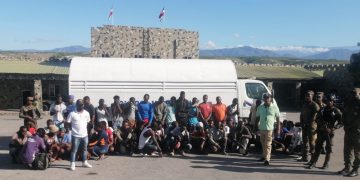 Migración detuvo y repatrio a su país a 4,641 extranjeros ilegales del 10 al 16 de octubreSanto Domingo, RD. – Al menos 4,641 extranjeros ilegales, en su mayoría haitianos, han sido detenidos y devueltos a sus países, del 10 al 16 de este mes de octubre, como parte de las acciones que está llevando a cabo la Dirección General de Migración, contra el tránsito y trasiego irregular de personas indocumentadas en el país.Los operativos de interdicción Migratoria, en total 53 hasta ese momento, fueron realizados en La Vega, Jarabacoa, Elías Piña, San Juan de la Maguana, Jimaní, Pedernales, Azua, Dajabón, y Santiago, entre otros puntos del país.Durante las intervenciones fueron detenidos 3,529 masculinos y 1,112 femeninas, a los cuales les fueron de garantizadas la integridad física y los derechos fundamentales.Los operativos están siendo implementados en toda la geografía nacional de manera programada y simultánea, con el objetivo de dar fiel cumplimiento a las políticas migratorias que impulsa el Gobierno dominicano encabezado por el presidente Luis Abinader.Se recuerda que entre las repatriaciones, tres nacionales venezolanas fueron deportadas a su país de forma voluntaria, por no disponer de las documentaciones requeridas que las acreditaría como extranjeras legales en la República Dominicana.En tal sentido, el Director General de Migración, Venancio Alcántara, indicó que las acciones continuarán realizándose en todo el país, a fin de restringir la entrada al territorio nacional de Migrantes ilegales, y evitar que desaprensivos con antecedentes judiciales pretendan alterar la paz y el sosiego en suelo dominicano.Advirtió que los agentes Migratorios tienen instrucciones precisas y de fiel cumplimiento, para hacer cumplir la ley 285-04, en el marco del respeto a los acuerdos internacionales, la garantía de derechos, y bajo el clima de legalidad que disponen las normas.