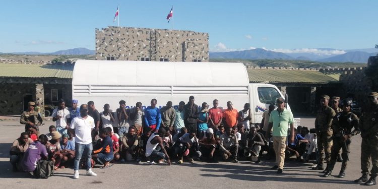 Migración detuvo y repatrio a su país a 4,641 extranjeros ilegales del 10 al 16 de octubreSanto Domingo, RD. – Al menos 4,641 extranjeros ilegales, en su mayoría haitianos, han sido detenidos y devueltos a sus países, del 10 al 16 de este mes de octubre, como parte de las acciones que está llevando a cabo la Dirección General de Migración, contra el tránsito y trasiego irregular de personas indocumentadas en el país.Los operativos de interdicción Migratoria, en total 53 hasta ese momento, fueron realizados en La Vega, Jarabacoa, Elías Piña, San Juan de la Maguana, Jimaní, Pedernales, Azua, Dajabón, y Santiago, entre otros puntos del país.Durante las intervenciones fueron detenidos 3,529 masculinos y 1,112 femeninas, a los cuales les fueron de garantizadas la integridad física y los derechos fundamentales.Los operativos están siendo implementados en toda la geografía nacional de manera programada y simultánea, con el objetivo de dar fiel cumplimiento a las políticas migratorias que impulsa el Gobierno dominicano encabezado por el presidente Luis Abinader.Se recuerda que entre las repatriaciones, tres nacionales venezolanas fueron deportadas a su país de forma voluntaria, por no disponer de las documentaciones requeridas que las acreditaría como extranjeras legales en la República Dominicana.En tal sentido, el Director General de Migración, Venancio Alcántara, indicó que las acciones continuarán realizándose en todo el país, a fin de restringir la entrada al territorio nacional de Migrantes ilegales, y evitar que desaprensivos con antecedentes judiciales pretendan alterar la paz y el sosiego en suelo dominicano.Advirtió que los agentes Migratorios tienen instrucciones precisas y de fiel cumplimiento, para hacer cumplir la ley 285-04, en el marco del respeto a los acuerdos internacionales, la garantía de derechos, y bajo el clima de legalidad que disponen las normas.