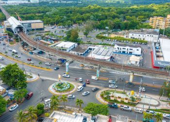 ASDN informa que en 2023 tendrá identificados terrenos con vocación agrícola, protección ambiental, construcción, turística e industrial en SDN&nbsp;El alcalde Carlos Guzmán firmó un acuerdo de alcance internacional con la Agencia Española y el MEPyD el pasado año 2021 para ejecutar el Plan Estratégico de Desarrollo y Ordenamiento Territorial.&nbsp;Santo Domingo, RD.- La Alcaldía de Santo Domingo Norte (ASDN), informó que a mediados del próximo año 2023, tendrá claramente identificados los terrenos con vocación agrícola, turística, industrial, de patrimonio cultural, de protección ambiental y de construcción en el municipio, gracias al Plan Estratégico de Desarrollo y Ordenamiento Territorial que se ejecuta desde el año 2021.&nbsp;El cabildo indicó que el alcalde Carlos Guzmán firmó un acuerdo de alcance internacional con el auspicio del Ministerio de Economía, Planificación y Desarrollo (MEPyD) y la Agencia Española de Cooperación Internacional para el Desarrollo (AECID), con el propósito de contribuir al desarrollo socioeconómico sostenible e incentivar la inversión pública organizada en el municipio Santo Domingo Norte (SDN).&nbsp;En ese sentido, la coordinadora general del plan, Maribel Villalona, destacó que el ejercicio de planificación municipal con cooperación internacional, es el primero que se realiza en el país, propiciando el fortalecimiento de las áreas financieras y de adquisiciones homologables con los sistemas de registro del gobierno central, para una administración efectiva de los recursos y para un real empoderamiento municipal.&nbsp;Resaltó que el plan se realiza bajo todos los estándares que establecen las leyes y normas nacionales y municipales, a la luz del artículo 19 de la Ley de 176-07 Del Distrito Nacional y Los Municipios Dominicanos en lo relativo a los deberes y derechos municipales y la participación de un amplio equipo de profesionales y consultores cualificados y experimentados y del Consejo de Desarrollo Económico y Social CODES / SDN.&nbsp;El proyecto está basado en una metodología prospectiva de planificación participativa, que garantiza la visibilidad y aportación efectiva de las comunidades y actores claves de los 6 sectores comunitarios que agrupan a las 468 juntas de vecinos en la común cabecera y a las del distrito municipal de la Victoria, cuyas consideraciones han estado siendo levantadas durante este año 2022 como lo demandan este tipo de procedimientos.&nbsp;Villalona refirió que el plan está en la etapa de levantamiento de información y sensibilización comunitaria, para luego pasar a la fase diagnóstica y finalmente a las fases propositivas y normativas del territorio &nbsp;en esta demarcación.&nbsp;“¿Cuál debe ser el futuro de la Circunvalación de Santo Domingo y de sus terrenos colindantes?, ¿Cuál es la relación deseable entre la ciudad y el río Isabela?, ¿Cuáles son las posibilidades funcionales y estéticas que tienen las avenidas Hermanas Mirabal y Jacobo Majluta?, ¿Cuál debe ser el límite urbanizable pra los proximos 10, 20 y 30 años? Son parte de las interrogantes que se busca responder con el plan PEDM-PMOT /SDN 2030”.&nbsp;En ese orden, la arquitecta expresó que se ha realizado un mapeo del municipio a través de un sistema satelital para determinar las áreas urbanas, áreas protegidas y agrícolas en el municipio, asegurando que el núcleo del proyecto son los residentes en el municipio y los actores claves los comerciantes e inversionistas.&nbsp;Así mismo, la ASDN subrayó que se han realizado varios talleres con cientos de munícipes dentro del plan, del cual se busca tener una noción ampliada del desarrollo y las carencias que ha experimentado términos &nbsp;demográficos y económico SDN.&nbsp;
