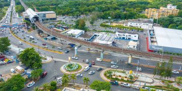 ASDN informa que en 2023 tendrá identificados terrenos con vocación agrícola, protección ambiental, construcción, turística e industrial en SDN&nbsp;El alcalde Carlos Guzmán firmó un acuerdo de alcance internacional con la Agencia Española y el MEPyD el pasado año 2021 para ejecutar el Plan Estratégico de Desarrollo y Ordenamiento Territorial.&nbsp;Santo Domingo, RD.- La Alcaldía de Santo Domingo Norte (ASDN), informó que a mediados del próximo año 2023, tendrá claramente identificados los terrenos con vocación agrícola, turística, industrial, de patrimonio cultural, de protección ambiental y de construcción en el municipio, gracias al Plan Estratégico de Desarrollo y Ordenamiento Territorial que se ejecuta desde el año 2021.&nbsp;El cabildo indicó que el alcalde Carlos Guzmán firmó un acuerdo de alcance internacional con el auspicio del Ministerio de Economía, Planificación y Desarrollo (MEPyD) y la Agencia Española de Cooperación Internacional para el Desarrollo (AECID), con el propósito de contribuir al desarrollo socioeconómico sostenible e incentivar la inversión pública organizada en el municipio Santo Domingo Norte (SDN).&nbsp;En ese sentido, la coordinadora general del plan, Maribel Villalona, destacó que el ejercicio de planificación municipal con cooperación internacional, es el primero que se realiza en el país, propiciando el fortalecimiento de las áreas financieras y de adquisiciones homologables con los sistemas de registro del gobierno central, para una administración efectiva de los recursos y para un real empoderamiento municipal.&nbsp;Resaltó que el plan se realiza bajo todos los estándares que establecen las leyes y normas nacionales y municipales, a la luz del artículo 19 de la Ley de 176-07 Del Distrito Nacional y Los Municipios Dominicanos en lo relativo a los deberes y derechos municipales y la participación de un amplio equipo de profesionales y consultores cualificados y experimentados y del Consejo de Desarrollo Económico y Social CODES / SDN.&nbsp;El proyecto está basado en una metodología prospectiva de planificación participativa, que garantiza la visibilidad y aportación efectiva de las comunidades y actores claves de los 6 sectores comunitarios que agrupan a las 468 juntas de vecinos en la común cabecera y a las del distrito municipal de la Victoria, cuyas consideraciones han estado siendo levantadas durante este año 2022 como lo demandan este tipo de procedimientos.&nbsp;Villalona refirió que el plan está en la etapa de levantamiento de información y sensibilización comunitaria, para luego pasar a la fase diagnóstica y finalmente a las fases propositivas y normativas del territorio &nbsp;en esta demarcación.&nbsp;“¿Cuál debe ser el futuro de la Circunvalación de Santo Domingo y de sus terrenos colindantes?, ¿Cuál es la relación deseable entre la ciudad y el río Isabela?, ¿Cuáles son las posibilidades funcionales y estéticas que tienen las avenidas Hermanas Mirabal y Jacobo Majluta?, ¿Cuál debe ser el límite urbanizable pra los proximos 10, 20 y 30 años? Son parte de las interrogantes que se busca responder con el plan PEDM-PMOT /SDN 2030”.&nbsp;En ese orden, la arquitecta expresó que se ha realizado un mapeo del municipio a través de un sistema satelital para determinar las áreas urbanas, áreas protegidas y agrícolas en el municipio, asegurando que el núcleo del proyecto son los residentes en el municipio y los actores claves los comerciantes e inversionistas.&nbsp;Así mismo, la ASDN subrayó que se han realizado varios talleres con cientos de munícipes dentro del plan, del cual se busca tener una noción ampliada del desarrollo y las carencias que ha experimentado términos &nbsp;demográficos y económico SDN.&nbsp;