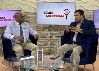Diputado Tobías Crespo dice ley 63-17 no se aplica correctamente; exhorta a leerlaSostiene que las autoridades no pueden retener un vehículo más allá del plazo establecido que es de 72 horas.SANTO DOMINGO, 29 DE OCTUBRE 2022.- El diputado por el partido Fuerza del Pueblo (FP), Tobías Crespo, aseguró que desde el año 2017, los gobiernos no han llenado las expectativas y no han hecho cumplir correctamente la Ley 63-17 sobre Movilidad, Transporte Terrestre, Tránsito y Seguridad Vial en República Dominicana.Sostuvo que las autoridades que han tenido que ver con el ordenamiento del tránsito vehicular tanto del pasado gobierno como del actual, incurren constantemente en una mala aplicación de la ley al retener vehículos por violación a las áreas de no estacionamiento.Entrevistado por el periodista José Cuevas, en el programa de televisión Tras las Huellas, el legislador opositor explicó que con las retenciones de vehículos por más de 72 horas se violan los derechos fundamentales como son la propiedad privada y el derecho al libre tránsito.«No. lamentablemente no. Tanto en el gobierno anterior, desde el 2017 hacia acá las expectativas nuestras no han sido satisfechas», dijo Crespo referirse a la mala aplicación de la ley por parte de las autoridades competentes para dirigir el tránsito vehicular.Crespo sostuvo que junto a otros legisladores y parte de la sociedad participaron en vistas públicas, se hicieron grandes esfuerzos para lograr un marco jurídico modelo frente a los demás países y que vaya a resolver la problemática del tránsito, «pero que lamentablemente los gobiernos no aplican la ley correctamente».Dijo que otras causales por las que las autoridades no pueden retener un vehículo más allá de 72 horas, son porque el conductor no porte la documentación, la falta del pago de la placa o la póliza del seguro, la inspección o revista del vehículo y cuando el conductor obstaculiza el tránsito.En ese sentido, Crespo exhortó a leer la ley 63-17 a todos los involucrados en el ordenamiento del tránsito para que logren una correcta aplicación.