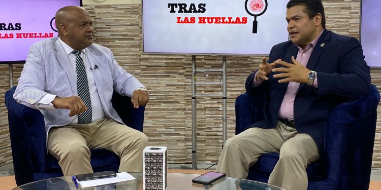 Diputado Tobías Crespo dice ley 63-17 no se aplica correctamente; exhorta a leerlaSostiene que las autoridades no pueden retener un vehículo más allá del plazo establecido que es de 72 horas.SANTO DOMINGO, 29 DE OCTUBRE 2022.- El diputado por el partido Fuerza del Pueblo (FP), Tobías Crespo, aseguró que desde el año 2017, los gobiernos no han llenado las expectativas y no han hecho cumplir correctamente la Ley 63-17 sobre Movilidad, Transporte Terrestre, Tránsito y Seguridad Vial en República Dominicana.Sostuvo que las autoridades que han tenido que ver con el ordenamiento del tránsito vehicular tanto del pasado gobierno como del actual, incurren constantemente en una mala aplicación de la ley al retener vehículos por violación a las áreas de no estacionamiento.Entrevistado por el periodista José Cuevas, en el programa de televisión Tras las Huellas, el legislador opositor explicó que con las retenciones de vehículos por más de 72 horas se violan los derechos fundamentales como son la propiedad privada y el derecho al libre tránsito.«No. lamentablemente no. Tanto en el gobierno anterior, desde el 2017 hacia acá las expectativas nuestras no han sido satisfechas», dijo Crespo referirse a la mala aplicación de la ley por parte de las autoridades competentes para dirigir el tránsito vehicular.Crespo sostuvo que junto a otros legisladores y parte de la sociedad participaron en vistas públicas, se hicieron grandes esfuerzos para lograr un marco jurídico modelo frente a los demás países y que vaya a resolver la problemática del tránsito, «pero que lamentablemente los gobiernos no aplican la ley correctamente».Dijo que otras causales por las que las autoridades no pueden retener un vehículo más allá de 72 horas, son porque el conductor no porte la documentación, la falta del pago de la placa o la póliza del seguro, la inspección o revista del vehículo y cuando el conductor obstaculiza el tránsito.En ese sentido, Crespo exhortó a leer la ley 63-17 a todos los involucrados en el ordenamiento del tránsito para que logren una correcta aplicación.