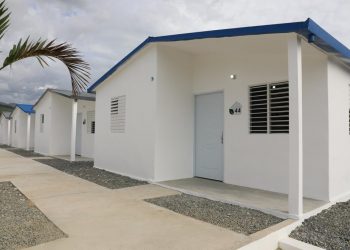 Presidente Abinader entrega100 ecoviviendas con paneles solares a familias pobres de Azua