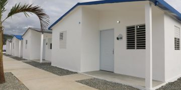 Presidente Abinader entrega100 ecoviviendas con paneles solares a familias pobres de Azua