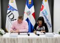 IDAC y PRODOMINICANA acuerdan implementar Ventanilla Única en trámites aeronáuticosSANTO DOMINGO.- El Instituto Dominicano de Aviación Civil (IDAC) y el Centro de Exportación e Inversión de la República Dominicana (ProDominicana) formalizaron un acuerdo de cooperación interinstitucional en el que se comprometen a unificar esfuerzos para impulsar la implantación digital de la Ventanilla Única de Inversión en el País.El director general interino del IDAC, Héctor Porcella, explicó que las dos entidades trabajarán en el proceso necesario para que la permisología relacionada con los servicios aeronáuticos funcione de manera ágil y confiable en beneficio de los inversionistas, para garantizar fluidez, seguridad, transparencia y eficiencia de todos los procedimientos.Mientras la directora ejecutiva de ProDominicana, Biviana Riveiro Disla, indicó que esa dependencia tendrá la responsabilidad de administrar y operar la Ventanilla Única de Inversión, de acuerdo a los manuales de funciones, reglamentos de operación e instructivos aprobados por la Comisión Presidencial de la VUIRD.Esa institución se compromete a velar por el fiel cumplimiento y aplicación de los manuales de funciones, reglamentos de operación e instructivos de la VUI por parte del IDAC y de sugerir mejoras, simplificación de procesos, homologación de formatos y criterios, para cumplir con los objetivos de la herramienta.“Este acuerdo que hoy suscribimos con ProDominicana nos reafirma el compromiso que hemos asumido ante la gestión del presidente Luis Abinader de encaminar la aviación dominicana y los servicios que ésta ofrece a la eficacia, la eliminación de burocracias innecesarias, lo que facilita la inversión nacional y extranjera, dados los niveles de calidad y credibilidad de cada proceso que deban realizar en el IDAC”, adelantó Porcella.De igual modo, el IDAC se compromete a simplificar sus procesos y reducir los tiempos ya establecidos, procurando una mejora constante en los servicios que ofrece y a emitir en el plazo que haya establecido según el tipo, la autorización ambiental correspondiente.El IDAC deberá mantener actualizada la guía de servicios que ofrece a los inversionistas de conformidad con el formato establecido por el Centro de Exportación e Inversión de la República Dominicana (ProDominicana), donde especificará detalles de servicios, estatus actual e interdependencia de estos, y otras informaciones vitales para la gestión de los servicios.Al acto de firma de este acuerdo interinstitucional por parte del IDAC acompañaron a su titular interino, Bernarda Franco, directora Legal; Luis José Chávez, director de Comunicación y Relaciones Públicas y Jasmin Fabré, encargada de Relaciones Interinstitucionales. De igual forma por ProDominicana estuvieron presente Mildred Santos, subdirectora Técnica; Edgar Espinal, director de Innovación Estratégica; Astrid Díaz, directora de Talento Humano y Servicios y Vladimir Pimentel, director del departamento Inteligencia de Mercados.