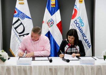 IDAC y PRODOMINICANA acuerdan implementar Ventanilla Única en trámites aeronáuticosSANTO DOMINGO.- El Instituto Dominicano de Aviación Civil (IDAC) y el Centro de Exportación e Inversión de la República Dominicana (ProDominicana) formalizaron un acuerdo de cooperación interinstitucional en el que se comprometen a unificar esfuerzos para impulsar la implantación digital de la Ventanilla Única de Inversión en el País.El director general interino del IDAC, Héctor Porcella, explicó que las dos entidades trabajarán en el proceso necesario para que la permisología relacionada con los servicios aeronáuticos funcione de manera ágil y confiable en beneficio de los inversionistas, para garantizar fluidez, seguridad, transparencia y eficiencia de todos los procedimientos.Mientras la directora ejecutiva de ProDominicana, Biviana Riveiro Disla, indicó que esa dependencia tendrá la responsabilidad de administrar y operar la Ventanilla Única de Inversión, de acuerdo a los manuales de funciones, reglamentos de operación e instructivos aprobados por la Comisión Presidencial de la VUIRD.Esa institución se compromete a velar por el fiel cumplimiento y aplicación de los manuales de funciones, reglamentos de operación e instructivos de la VUI por parte del IDAC y de sugerir mejoras, simplificación de procesos, homologación de formatos y criterios, para cumplir con los objetivos de la herramienta.“Este acuerdo que hoy suscribimos con ProDominicana nos reafirma el compromiso que hemos asumido ante la gestión del presidente Luis Abinader de encaminar la aviación dominicana y los servicios que ésta ofrece a la eficacia, la eliminación de burocracias innecesarias, lo que facilita la inversión nacional y extranjera, dados los niveles de calidad y credibilidad de cada proceso que deban realizar en el IDAC”, adelantó Porcella.De igual modo, el IDAC se compromete a simplificar sus procesos y reducir los tiempos ya establecidos, procurando una mejora constante en los servicios que ofrece y a emitir en el plazo que haya establecido según el tipo, la autorización ambiental correspondiente.El IDAC deberá mantener actualizada la guía de servicios que ofrece a los inversionistas de conformidad con el formato establecido por el Centro de Exportación e Inversión de la República Dominicana (ProDominicana), donde especificará detalles de servicios, estatus actual e interdependencia de estos, y otras informaciones vitales para la gestión de los servicios.Al acto de firma de este acuerdo interinstitucional por parte del IDAC acompañaron a su titular interino, Bernarda Franco, directora Legal; Luis José Chávez, director de Comunicación y Relaciones Públicas y Jasmin Fabré, encargada de Relaciones Interinstitucionales. De igual forma por ProDominicana estuvieron presente Mildred Santos, subdirectora Técnica; Edgar Espinal, director de Innovación Estratégica; Astrid Díaz, directora de Talento Humano y Servicios y Vladimir Pimentel, director del departamento Inteligencia de Mercados.