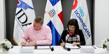 IDAC y PRODOMINICANA acuerdan implementar Ventanilla Única en trámites aeronáuticosSANTO DOMINGO.- El Instituto Dominicano de Aviación Civil (IDAC) y el Centro de Exportación e Inversión de la República Dominicana (ProDominicana) formalizaron un acuerdo de cooperación interinstitucional en el que se comprometen a unificar esfuerzos para impulsar la implantación digital de la Ventanilla Única de Inversión en el País.El director general interino del IDAC, Héctor Porcella, explicó que las dos entidades trabajarán en el proceso necesario para que la permisología relacionada con los servicios aeronáuticos funcione de manera ágil y confiable en beneficio de los inversionistas, para garantizar fluidez, seguridad, transparencia y eficiencia de todos los procedimientos.Mientras la directora ejecutiva de ProDominicana, Biviana Riveiro Disla, indicó que esa dependencia tendrá la responsabilidad de administrar y operar la Ventanilla Única de Inversión, de acuerdo a los manuales de funciones, reglamentos de operación e instructivos aprobados por la Comisión Presidencial de la VUIRD.Esa institución se compromete a velar por el fiel cumplimiento y aplicación de los manuales de funciones, reglamentos de operación e instructivos de la VUI por parte del IDAC y de sugerir mejoras, simplificación de procesos, homologación de formatos y criterios, para cumplir con los objetivos de la herramienta.“Este acuerdo que hoy suscribimos con ProDominicana nos reafirma el compromiso que hemos asumido ante la gestión del presidente Luis Abinader de encaminar la aviación dominicana y los servicios que ésta ofrece a la eficacia, la eliminación de burocracias innecesarias, lo que facilita la inversión nacional y extranjera, dados los niveles de calidad y credibilidad de cada proceso que deban realizar en el IDAC”, adelantó Porcella.De igual modo, el IDAC se compromete a simplificar sus procesos y reducir los tiempos ya establecidos, procurando una mejora constante en los servicios que ofrece y a emitir en el plazo que haya establecido según el tipo, la autorización ambiental correspondiente.El IDAC deberá mantener actualizada la guía de servicios que ofrece a los inversionistas de conformidad con el formato establecido por el Centro de Exportación e Inversión de la República Dominicana (ProDominicana), donde especificará detalles de servicios, estatus actual e interdependencia de estos, y otras informaciones vitales para la gestión de los servicios.Al acto de firma de este acuerdo interinstitucional por parte del IDAC acompañaron a su titular interino, Bernarda Franco, directora Legal; Luis José Chávez, director de Comunicación y Relaciones Públicas y Jasmin Fabré, encargada de Relaciones Interinstitucionales. De igual forma por ProDominicana estuvieron presente Mildred Santos, subdirectora Técnica; Edgar Espinal, director de Innovación Estratégica; Astrid Díaz, directora de Talento Humano y Servicios y Vladimir Pimentel, director del departamento Inteligencia de Mercados.