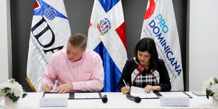 IDAC y PRODOMINICANA acuerdan implementar Ventanilla Única en trámites aeronáuticosSANTO DOMINGO.- El Instituto Dominicano de Aviación Civil (IDAC) y el Centro de Exportación e Inversión de la República Dominicana (ProDominicana) formalizaron un acuerdo de cooperación interinstitucional en el que se comprometen a unificar esfuerzos para impulsar la implantación digital de la Ventanilla Única de Inversión en el País.El director general interino del IDAC, Héctor Porcella, explicó que las dos entidades trabajarán en el proceso necesario para que la permisología relacionada con los servicios aeronáuticos funcione de manera ágil y confiable en beneficio de los inversionistas, para garantizar fluidez, seguridad, transparencia y eficiencia de todos los procedimientos.Mientras la directora ejecutiva de ProDominicana, Biviana Riveiro Disla, indicó que esa dependencia tendrá la responsabilidad de administrar y operar la Ventanilla Única de Inversión, de acuerdo a los manuales de funciones, reglamentos de operación e instructivos aprobados por la Comisión Presidencial de la VUIRD.Esa institución se compromete a velar por el fiel cumplimiento y aplicación de los manuales de funciones, reglamentos de operación e instructivos de la VUI por parte del IDAC y de sugerir mejoras, simplificación de procesos, homologación de formatos y criterios, para cumplir con los objetivos de la herramienta.“Este acuerdo que hoy suscribimos con ProDominicana nos reafirma el compromiso que hemos asumido ante la gestión del presidente Luis Abinader de encaminar la aviación dominicana y los servicios que ésta ofrece a la eficacia, la eliminación de burocracias innecesarias, lo que facilita la inversión nacional y extranjera, dados los niveles de calidad y credibilidad de cada proceso que deban realizar en el IDAC”, adelantó Porcella.De igual modo, el IDAC se compromete a simplificar sus procesos y reducir los tiempos ya establecidos, procurando una mejora constante en los servicios que ofrece y a emitir en el plazo que haya establecido según el tipo, la autorización ambiental correspondiente.El IDAC deberá mantener actualizada la guía de servicios que ofrece a los inversionistas de conformidad con el formato establecido por el Centro de Exportación e Inversión de la República Dominicana (ProDominicana), donde especificará detalles de servicios, estatus actual e interdependencia de estos, y otras informaciones vitales para la gestión de los servicios.Al acto de firma de este acuerdo interinstitucional por parte del IDAC acompañaron a su titular interino, Bernarda Franco, directora Legal; Luis José Chávez, director de Comunicación y Relaciones Públicas y Jasmin Fabré, encargada de Relaciones Interinstitucionales. De igual forma por ProDominicana estuvieron presente Mildred Santos, subdirectora Técnica; Edgar Espinal, director de Innovación Estratégica; Astrid Díaz, directora de Talento Humano y Servicios y Vladimir Pimentel, director del departamento Inteligencia de Mercados.