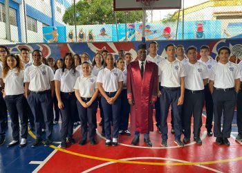 JUEZ DEL TC OFRECE CHARLAS