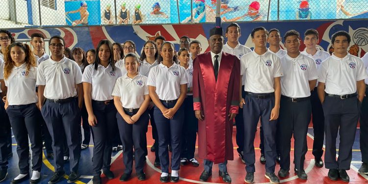 JUEZ DEL TC OFRECE CHARLAS