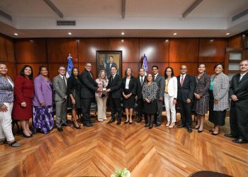 Una delegación de 13 jueces y juezas estadounidenses de ascendencia dominicana visita el Poder Judicial con la finalidad de intercambiar experiencias para eficientizar los procesos judiciales. El objetivo principal de la visita, que se extenderá por tres días, es conocer esas experiencias de jueces y juezas en la administración de sus casos, las herramientas utilizadas para la agilización de los procesos, así como los mecanismos para simplificación y digitalización de trámites. La delegación fue recibida por Luis Henry Molina Peña, presidente de la Suprema Corte de Justicia (SCJ), y por los magistrados Francisco Jerez, Francisco Ortega, Justiniano Montero y Rafael Vásquez Goico, en representación de los jueces que integran ese alto tribunal. Durante el encuentro, el magistrado Molina Peña planteó la necesidad de generar un espacio de colaboración interinstitucional que contribuya a afianzar los procesos de reformas que se llevan a cabo en la justicia dominicana y aprovechar la experiencia norteamericana en la resolución de conflictos mediante métodos alternos. De su lado, el doctor Rolando Tomas Acosta, juez presidente del Primer Departamento de la División de Apelación del Estado de Nueva York, quien encabeza la delegación, dijo que la justicia es un escenario que facilita la cohesión social en los Estados Unidos y que su rol fundamental es la defensa de la democracia, la Constitución y las leyes. El magistrado Acosta valoró también las orientaciones de los temas “Justicia al Día” y la “Ley de Uso de Medios Digitales en el Poder Judicial.