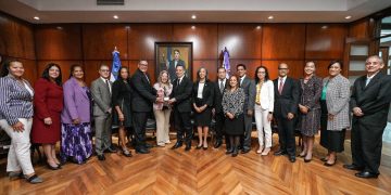 Una delegación de 13 jueces y juezas estadounidenses de ascendencia dominicana visita el Poder Judicial con la finalidad de intercambiar experiencias para eficientizar los procesos judiciales. El objetivo principal de la visita, que se extenderá por tres días, es conocer esas experiencias de jueces y juezas en la administración de sus casos, las herramientas utilizadas para la agilización de los procesos, así como los mecanismos para simplificación y digitalización de trámites. La delegación fue recibida por Luis Henry Molina Peña, presidente de la Suprema Corte de Justicia (SCJ), y por los magistrados Francisco Jerez, Francisco Ortega, Justiniano Montero y Rafael Vásquez Goico, en representación de los jueces que integran ese alto tribunal. Durante el encuentro, el magistrado Molina Peña planteó la necesidad de generar un espacio de colaboración interinstitucional que contribuya a afianzar los procesos de reformas que se llevan a cabo en la justicia dominicana y aprovechar la experiencia norteamericana en la resolución de conflictos mediante métodos alternos. De su lado, el doctor Rolando Tomas Acosta, juez presidente del Primer Departamento de la División de Apelación del Estado de Nueva York, quien encabeza la delegación, dijo que la justicia es un escenario que facilita la cohesión social en los Estados Unidos y que su rol fundamental es la defensa de la democracia, la Constitución y las leyes. El magistrado Acosta valoró también las orientaciones de los temas “Justicia al Día” y la “Ley de Uso de Medios Digitales en el Poder Judicial.