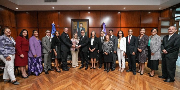 Una delegación de 13 jueces y juezas estadounidenses de ascendencia dominicana visita el Poder Judicial con la finalidad de intercambiar experiencias para eficientizar los procesos judiciales. El objetivo principal de la visita, que se extenderá por tres días, es conocer esas experiencias de jueces y juezas en la administración de sus casos, las herramientas utilizadas para la agilización de los procesos, así como los mecanismos para simplificación y digitalización de trámites. La delegación fue recibida por Luis Henry Molina Peña, presidente de la Suprema Corte de Justicia (SCJ), y por los magistrados Francisco Jerez, Francisco Ortega, Justiniano Montero y Rafael Vásquez Goico, en representación de los jueces que integran ese alto tribunal. Durante el encuentro, el magistrado Molina Peña planteó la necesidad de generar un espacio de colaboración interinstitucional que contribuya a afianzar los procesos de reformas que se llevan a cabo en la justicia dominicana y aprovechar la experiencia norteamericana en la resolución de conflictos mediante métodos alternos. De su lado, el doctor Rolando Tomas Acosta, juez presidente del Primer Departamento de la División de Apelación del Estado de Nueva York, quien encabeza la delegación, dijo que la justicia es un escenario que facilita la cohesión social en los Estados Unidos y que su rol fundamental es la defensa de la democracia, la Constitución y las leyes. El magistrado Acosta valoró también las orientaciones de los temas “Justicia al Día” y la “Ley de Uso de Medios Digitales en el Poder Judicial.
