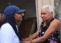 Viceministra Scarlet Benzan distribuye ayudas a familias afectadas por las lluvias en SDO