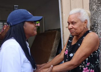 Viceministra Scarlet Benzan distribuye ayudas a familias afectadas por las lluvias en SDO