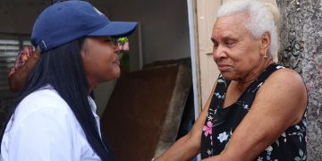 Viceministra Scarlet Benzan distribuye ayudas a familias afectadas por las lluvias en SDO