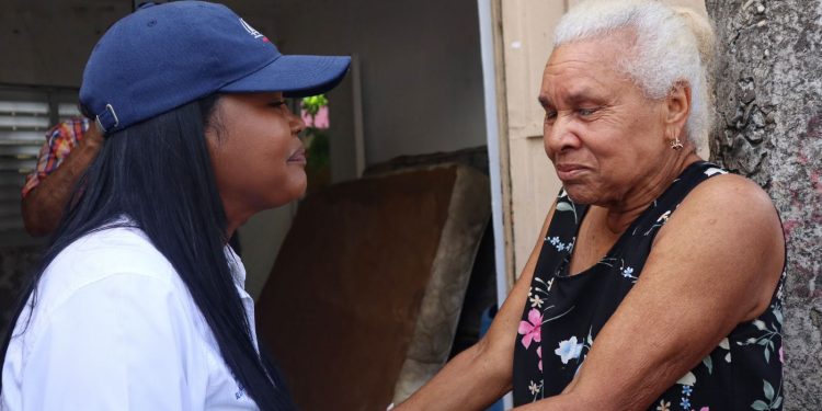 Viceministra Scarlet Benzan distribuye ayudas a familias afectadas por las lluvias en SDO