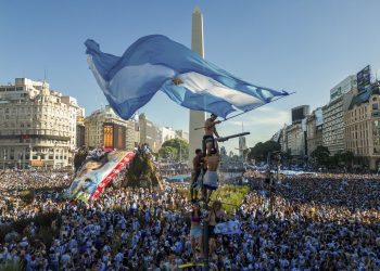 MILLONES DE ARGENTINOS SIGUEN LA RUMBA
