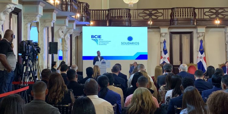 El ministro de la Presidencia, Joel Santos Echavarría, afirmó que el sector de las micro, pequeñas y medianas empresas, suma el 50 por ciento de los empleos del país, señalando que constituye un elemento primordial para la economía nacional.