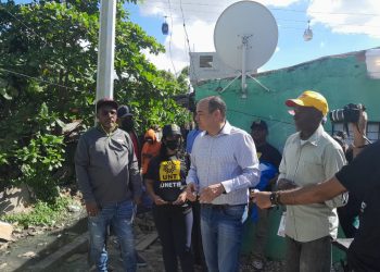 Surun Hernández critica Gobierno Municipal abandonó barrio “La LILA” Santo Domingo Este Los munícipes se sintieron satisfechos con el Doctor Hernández por aceptar la invitación y por ser un comunitario nacido en el sector de Los Mina. Santo Domingo Este, R.D, El Doctor Surún Hernández, como uno de sus iguales, estuvo este sábado de visita en la comunidad de “La Lila”, SDE, quienes extendieron una invitación al abogado y comunitario de la demarcación con fines de constatar las condiciones de miseria y hacinamiento que viven miles de dominicanos en la referida zona oriental. El Presidente de la Junta de Vecinos del barrio “La Lila”, Roberto Mota, explicó las condiciones de pobreza que se vive en la rivera del río Ozama, haciendo énfasis en que el actual alcalde los abandonó a su suerte, dejando que la basura los arrope y originando múltiples enfermedades que afectan la piel y las vías respiratorias de niños y adultos. Hernández, como Presidente actual del Colegio de Abogados (CARD), así como del movimiento “Un Nuevo Tiempo, UNETE”, hizo un llamado al Gobierno municipal y central a no dejar abandonado a su suerte a los moradores de este sector, quienes tienen mucha pobreza y hacinamiento. “Hemos podido constatar de manera directa, con los comunitarios y dirigentes de este barrio las condiciones que viven nuestros munícipes y como este gobierno y el actual alcalde, en su gestión, hacen caso omiso a la recogida de la basura, haciendo que los habitantes se enfermen, pero miren las cañadas… desbordadas y sus calles llenas de hoyos, estas personas no tienen calidad de vida, están sobreviviendo hasta sin esperanza…por esto levantamos nuestra voz y solicitamos al Gobierno y al actual alcalde Manuel Jiménez, cumplir sus promesas de campaña”, sostuvo Hernández. Cabe de destacar que los presupuestos participativos del Ayuntamiento Santo Domingo Este, deberían ser para la construcción de las obras que necesitan y demandan las comunidades, pero el actual alcalde la desvía para el pago de nóminas clientelares y política dejando sin las obras esenciales que demandan los munícipes para el desarrollo de los sectores y las comunidades.
