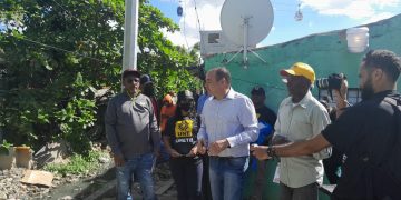 Surun Hernández critica Gobierno Municipal abandonó barrio “La LILA” Santo Domingo Este Los munícipes se sintieron satisfechos con el Doctor Hernández por aceptar la invitación y por ser un comunitario nacido en el sector de Los Mina. Santo Domingo Este, R.D, El Doctor Surún Hernández, como uno de sus iguales, estuvo este sábado de visita en la comunidad de “La Lila”, SDE, quienes extendieron una invitación al abogado y comunitario de la demarcación con fines de constatar las condiciones de miseria y hacinamiento que viven miles de dominicanos en la referida zona oriental. El Presidente de la Junta de Vecinos del barrio “La Lila”, Roberto Mota, explicó las condiciones de pobreza que se vive en la rivera del río Ozama, haciendo énfasis en que el actual alcalde los abandonó a su suerte, dejando que la basura los arrope y originando múltiples enfermedades que afectan la piel y las vías respiratorias de niños y adultos. Hernández, como Presidente actual del Colegio de Abogados (CARD), así como del movimiento “Un Nuevo Tiempo, UNETE”, hizo un llamado al Gobierno municipal y central a no dejar abandonado a su suerte a los moradores de este sector, quienes tienen mucha pobreza y hacinamiento. “Hemos podido constatar de manera directa, con los comunitarios y dirigentes de este barrio las condiciones que viven nuestros munícipes y como este gobierno y el actual alcalde, en su gestión, hacen caso omiso a la recogida de la basura, haciendo que los habitantes se enfermen, pero miren las cañadas… desbordadas y sus calles llenas de hoyos, estas personas no tienen calidad de vida, están sobreviviendo hasta sin esperanza…por esto levantamos nuestra voz y solicitamos al Gobierno y al actual alcalde Manuel Jiménez, cumplir sus promesas de campaña”, sostuvo Hernández. Cabe de destacar que los presupuestos participativos del Ayuntamiento Santo Domingo Este, deberían ser para la construcción de las obras que necesitan y demandan las comunidades, pero el actual alcalde la desvía para el pago de nóminas clientelares y política dejando sin las obras esenciales que demandan los munícipes para el desarrollo de los sectores y las comunidades.