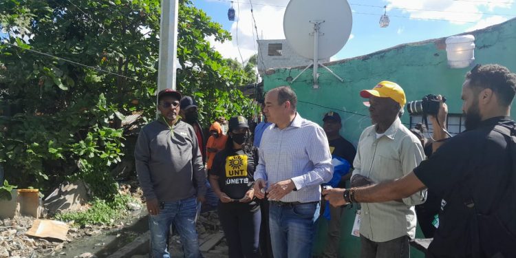 Surun Hernández critica Gobierno Municipal abandonó barrio “La LILA” Santo Domingo Este Los munícipes se sintieron satisfechos con el Doctor Hernández por aceptar la invitación y por ser un comunitario nacido en el sector de Los Mina. Santo Domingo Este, R.D, El Doctor Surún Hernández, como uno de sus iguales, estuvo este sábado de visita en la comunidad de “La Lila”, SDE, quienes extendieron una invitación al abogado y comunitario de la demarcación con fines de constatar las condiciones de miseria y hacinamiento que viven miles de dominicanos en la referida zona oriental. El Presidente de la Junta de Vecinos del barrio “La Lila”, Roberto Mota, explicó las condiciones de pobreza que se vive en la rivera del río Ozama, haciendo énfasis en que el actual alcalde los abandonó a su suerte, dejando que la basura los arrope y originando múltiples enfermedades que afectan la piel y las vías respiratorias de niños y adultos. Hernández, como Presidente actual del Colegio de Abogados (CARD), así como del movimiento “Un Nuevo Tiempo, UNETE”, hizo un llamado al Gobierno municipal y central a no dejar abandonado a su suerte a los moradores de este sector, quienes tienen mucha pobreza y hacinamiento. “Hemos podido constatar de manera directa, con los comunitarios y dirigentes de este barrio las condiciones que viven nuestros munícipes y como este gobierno y el actual alcalde, en su gestión, hacen caso omiso a la recogida de la basura, haciendo que los habitantes se enfermen, pero miren las cañadas… desbordadas y sus calles llenas de hoyos, estas personas no tienen calidad de vida, están sobreviviendo hasta sin esperanza…por esto levantamos nuestra voz y solicitamos al Gobierno y al actual alcalde Manuel Jiménez, cumplir sus promesas de campaña”, sostuvo Hernández. Cabe de destacar que los presupuestos participativos del Ayuntamiento Santo Domingo Este, deberían ser para la construcción de las obras que necesitan y demandan las comunidades, pero el actual alcalde la desvía para el pago de nóminas clientelares y política dejando sin las obras esenciales que demandan los munícipes para el desarrollo de los sectores y las comunidades.