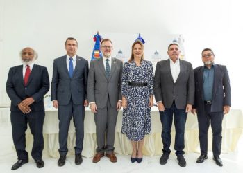 Cultura recibe de la Embajada de los Estados Unidos 21 piezas taínas incautadas por el FBI