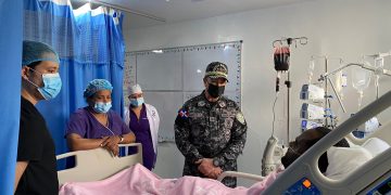 Director de la Policía se traslada a SFM para conocer estado de salud de agente que recibió cuatro disparos en enfrentamiento con narco