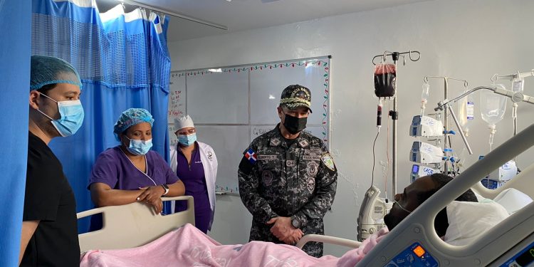 Director de la Policía se traslada a SFM para conocer estado de salud de agente que recibió cuatro disparos en enfrentamiento con narco