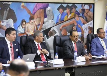 Poder Ejecutivo presenta a representantes de la academia jurídica en todo el país la propuesta para la creación de un Ministerio de Justicia&nbsp;El encuentro se celebró en la Universidad Autónoma de Santo Domingo y contó con la presencia de profesores de Derecho de la mayoría de las universidades del país&nbsp;SANTO DOMINGO.– En la mañana de este martes 24 de enero se efectuó en la Universidad Autónoma de Santo Domingo UASD, el primer encuentro con la sociedad para la presentación de la propuesta del Poder Ejecutivo sobre la creación de un Ministerio de Justicia.&nbsp;La idea de crear un Ministerio de Justicia fue presentada en su propuesta de gobierno por el entonces candidato presidencial Luis Abinader y forma parte de su propuesta de modernización y fortalecimiento institucional de la Administración Pública.