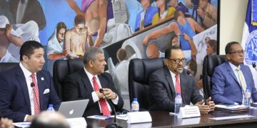 Poder Ejecutivo presenta a representantes de la academia jurídica en todo el país la propuesta para la creación de un Ministerio de Justicia&nbsp;El encuentro se celebró en la Universidad Autónoma de Santo Domingo y contó con la presencia de profesores de Derecho de la mayoría de las universidades del país&nbsp;SANTO DOMINGO.– En la mañana de este martes 24 de enero se efectuó en la Universidad Autónoma de Santo Domingo UASD, el primer encuentro con la sociedad para la presentación de la propuesta del Poder Ejecutivo sobre la creación de un Ministerio de Justicia.&nbsp;La idea de crear un Ministerio de Justicia fue presentada en su propuesta de gobierno por el entonces candidato presidencial Luis Abinader y forma parte de su propuesta de modernización y fortalecimiento institucional de la Administración Pública.