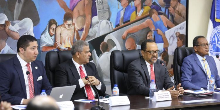 Poder Ejecutivo presenta a representantes de la academia jurídica en todo el país la propuesta para la creación de un Ministerio de Justicia&nbsp;El encuentro se celebró en la Universidad Autónoma de Santo Domingo y contó con la presencia de profesores de Derecho de la mayoría de las universidades del país&nbsp;SANTO DOMINGO.– En la mañana de este martes 24 de enero se efectuó en la Universidad Autónoma de Santo Domingo UASD, el primer encuentro con la sociedad para la presentación de la propuesta del Poder Ejecutivo sobre la creación de un Ministerio de Justicia.&nbsp;La idea de crear un Ministerio de Justicia fue presentada en su propuesta de gobierno por el entonces candidato presidencial Luis Abinader y forma parte de su propuesta de modernización y fortalecimiento institucional de la Administración Pública.