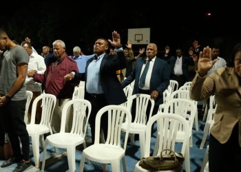 Pastores llevan mensaje de esperanza a pobladores Los AlcarrizosEn su mensaje, manifestaron que se puede y por difícil que se presente la situación hay solución y esperanza a través de las iglesias y los ministeriosSANTO DOMINGO. – Más de 1,000 iglesias evangélicas pertenecientes al Ministerio Rescatado por Su Gracia, se unieron en alabanza al Señor, para llevar un mensaje de esperanza a los habitantes de esta demarcación.Con el lema “No te quedes en el suelo, levántate”, pastores de distintas iglesias llevaron palabras de aliento y fe en el porvenir a cientos de personas que se congregaron en la cancha conocida como “De Juanita”, en el sector Los Americanos, del municipio Los Alcarrizos, que al ritmo de contagiosas interpretaciones musicales alabaron y adoraron al Dios Todopoderoso.Durante el desarrollo de la jornada de avivamiento, el pastor Marino Díaz, presidente del Ministerio Rescatado por Su Gracia, explicó que esa era la novena concentración de salvación y milagros que celebran en beneficio del municipio Los Alcarrizos.Dijo que son muchas las dificultades que se presentan, pero que, cuando las iglesias y los ministerios se mantienen haciendo la obra de Dios, eso ayuda a las autoridades a que las soluciones lleguen más rápido.“Esta celebración es una gran bendición y estamos aquí colaborando con la paz, la armonía, la tranquilidad y con la felicidad, por eso este ministerio Rescatado por Su Gracia está trayendo este evento en beneficio de esta población”, apuntó el predicador.En su mensaje, el pastor Díaz dijo que se puede y que por difícil que se manifieste la situación hay solución y esperanza a través de las iglesias y los ministerios.El pastor Dío Astacio tuvo su cargo la predica central, con el apoyo de adoración del pastor Eleazar Guerrero, alcalde de Nizao, en una demostración de que para Dios nada es imposible.También, participaron los pastores Daniel Díaz Polanco, Leudy Alemán y Ángel Bautista, que fueron parte de la coordinación.En su turno, Díaz Polanco indicó que los distintos ministerios evangelísticos se unieron en este gran evento por la paz, que también es apoyado por policías, militares y capellanes que trabajan para Jesucristo.Mientras que, Bautista, quien es presidente del Departamento de la Juventud Cristiana, dijo que con ese tipo de actividad buscan llevar a la juventud un mensaje de que hay oportunidad, que pueden levantarse. “No todo está perdido, hay nuevas oportunidades”, manifestó.La jornada de adoración, también, fue apoyada por el pastor José Vásquez, quien manifestó su satisfacción de tener la oportunidad de acudir y participar en la actividad por la paz, la armonía y la sanidad.