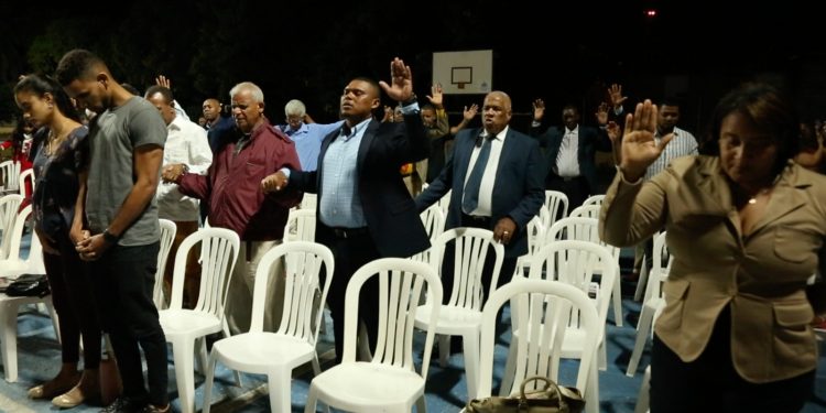 Pastores llevan mensaje de esperanza a pobladores Los AlcarrizosEn su mensaje, manifestaron que se puede y por difícil que se presente la situación hay solución y esperanza a través de las iglesias y los ministeriosSANTO DOMINGO. – Más de 1,000 iglesias evangélicas pertenecientes al Ministerio Rescatado por Su Gracia, se unieron en alabanza al Señor, para llevar un mensaje de esperanza a los habitantes de esta demarcación.Con el lema “No te quedes en el suelo, levántate”, pastores de distintas iglesias llevaron palabras de aliento y fe en el porvenir a cientos de personas que se congregaron en la cancha conocida como “De Juanita”, en el sector Los Americanos, del municipio Los Alcarrizos, que al ritmo de contagiosas interpretaciones musicales alabaron y adoraron al Dios Todopoderoso.Durante el desarrollo de la jornada de avivamiento, el pastor Marino Díaz, presidente del Ministerio Rescatado por Su Gracia, explicó que esa era la novena concentración de salvación y milagros que celebran en beneficio del municipio Los Alcarrizos.Dijo que son muchas las dificultades que se presentan, pero que, cuando las iglesias y los ministerios se mantienen haciendo la obra de Dios, eso ayuda a las autoridades a que las soluciones lleguen más rápido.“Esta celebración es una gran bendición y estamos aquí colaborando con la paz, la armonía, la tranquilidad y con la felicidad, por eso este ministerio Rescatado por Su Gracia está trayendo este evento en beneficio de esta población”, apuntó el predicador.En su mensaje, el pastor Díaz dijo que se puede y que por difícil que se manifieste la situación hay solución y esperanza a través de las iglesias y los ministerios.El pastor Dío Astacio tuvo su cargo la predica central, con el apoyo de adoración del pastor Eleazar Guerrero, alcalde de Nizao, en una demostración de que para Dios nada es imposible.También, participaron los pastores Daniel Díaz Polanco, Leudy Alemán y Ángel Bautista, que fueron parte de la coordinación.En su turno, Díaz Polanco indicó que los distintos ministerios evangelísticos se unieron en este gran evento por la paz, que también es apoyado por policías, militares y capellanes que trabajan para Jesucristo.Mientras que, Bautista, quien es presidente del Departamento de la Juventud Cristiana, dijo que con ese tipo de actividad buscan llevar a la juventud un mensaje de que hay oportunidad, que pueden levantarse. “No todo está perdido, hay nuevas oportunidades”, manifestó.La jornada de adoración, también, fue apoyada por el pastor José Vásquez, quien manifestó su satisfacción de tener la oportunidad de acudir y participar en la actividad por la paz, la armonía y la sanidad.