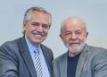 Como hizo Europa con el Euro, así podría hacer Suramérica La Argentina y Brasil trabajan en la creación de una moneda en común que se llamaría “Sur”, asegura un artículo del sitio Financial Times. La nota, publicada este domingo, sostiene que funcionarios de ambos países discutirán la iniciativa en el marco de la cumbre de la Comunidad de Estados Latinoamericanos y Caribeños (Celac), que tendrá lugar esta semana en la ciudad de Buenos Aires y reunirá a los principales líderes de la región. En declaraciones al citado medio, el ministro de Economía, Sergio Massa, dijo: “Habrá una decisión de comenzar a estudiar los parámetros necesarios para una moneda común, que incluye todo, desde cuestiones fiscales hasta el tamaño de la economía y el papel de los bancos centrales. Sería un estudio de mecanismos de integración comercial”. Sin embargo, aclaró: “No quiero crear falsas expectativas… es el primer paso de un largo camino que América Latina debe recorrer”. De acuerdo con el Financial Times, el anuncio del trabajo conjunto para la creación de una moneda en común entre Brasil y la Argentina será realizado esta semana. Una vez avanzado el proyecto, los países invitarán a otras naciones lationamericanas a unirse. “El movimiento eventualmente podría cerrar el segundo bloque monetario más grande del mundo”, destaca. “Primero vamos a avanzar en una cuenta corriente para comercio exterior. Sería como una cuenta compensadora que evita usar reservas de libre disposición. Luego se empezaría a pensar en una moneda común transable que no implicaría el abandono de las monedas individuales”, habían anticipado a LA NACION días atrás fuentes cercanas al titular del Palacio de Hacienda. En su artículo, el portal británico recuerda que Brasil y la Argentina ya habían discutido la posibilidad en los últimos años, pero las conversaciones fracasaron luego de que el Banco Central del vecino país se opusiera a la idea, según indicaron voceros cercanos a la negociación. Sin embargo, la situación se modificó con el cambio de gobierno brasileño. De hecho, el ministro de Finanzas de ese país, Fernando Haddad, había sido coautor de un artículo el año pasado, antes de asumir el cargo, en el que proponía una moneda común digital sudamericana. A pesar de la cercanía entre el presidente argentino, Alberto Fernández, y su par brasileño, Luiz Inácio Lula da Silva, el Financial Times remarca que “habrá preocupación en Brasil sobre la idea de unir la economía más grande de América Latina a la de su vecino siempre volátil”. “Argentina ha estado en gran medida aislada de los mercados de deuda internacionales desde su incumplimiento de pago de 2020 y todavía debe más de $40 mil millones al FMI de un rescate de 2018″, sostiene. La cuestión será debatida entre ambos gobiernos durante la visita de Lula a Buenos Aires por la cumbre de la Celac, en cuyo marco se asumirán también compromisos sobre una mayor integración regional, la defensa de la democracia y la lucha contra el cambio climático. “La región necesitaba discutir qué tipo de desarrollo económico quería en un momento en que el mundo estaba hambriento de alimentos, petróleo y minerales de América Latina”, le dijo al citado medio el canciller argentino, Santiago Cafiero, y cuestionó: “¿La región va a suministrar esto de una manera que convierta su economía [únicamente] en una productora de materias primas o lo va a suministrar de una manera que genere justicia social [
