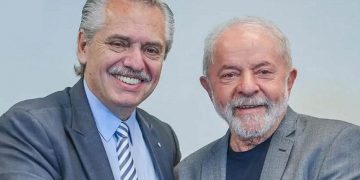 Como hizo Europa con el Euro, así podría hacer Suramérica La Argentina y Brasil trabajan en la creación de una moneda en común que se llamaría “Sur”, asegura un artículo del sitio Financial Times. La nota, publicada este domingo, sostiene que funcionarios de ambos países discutirán la iniciativa en el marco de la cumbre de la Comunidad de Estados Latinoamericanos y Caribeños (Celac), que tendrá lugar esta semana en la ciudad de Buenos Aires y reunirá a los principales líderes de la región. En declaraciones al citado medio, el ministro de Economía, Sergio Massa, dijo: “Habrá una decisión de comenzar a estudiar los parámetros necesarios para una moneda común, que incluye todo, desde cuestiones fiscales hasta el tamaño de la economía y el papel de los bancos centrales. Sería un estudio de mecanismos de integración comercial”. Sin embargo, aclaró: “No quiero crear falsas expectativas… es el primer paso de un largo camino que América Latina debe recorrer”. De acuerdo con el Financial Times, el anuncio del trabajo conjunto para la creación de una moneda en común entre Brasil y la Argentina será realizado esta semana. Una vez avanzado el proyecto, los países invitarán a otras naciones lationamericanas a unirse. “El movimiento eventualmente podría cerrar el segundo bloque monetario más grande del mundo”, destaca. “Primero vamos a avanzar en una cuenta corriente para comercio exterior. Sería como una cuenta compensadora que evita usar reservas de libre disposición. Luego se empezaría a pensar en una moneda común transable que no implicaría el abandono de las monedas individuales”, habían anticipado a LA NACION días atrás fuentes cercanas al titular del Palacio de Hacienda. En su artículo, el portal británico recuerda que Brasil y la Argentina ya habían discutido la posibilidad en los últimos años, pero las conversaciones fracasaron luego de que el Banco Central del vecino país se opusiera a la idea, según indicaron voceros cercanos a la negociación. Sin embargo, la situación se modificó con el cambio de gobierno brasileño. De hecho, el ministro de Finanzas de ese país, Fernando Haddad, había sido coautor de un artículo el año pasado, antes de asumir el cargo, en el que proponía una moneda común digital sudamericana. A pesar de la cercanía entre el presidente argentino, Alberto Fernández, y su par brasileño, Luiz Inácio Lula da Silva, el Financial Times remarca que “habrá preocupación en Brasil sobre la idea de unir la economía más grande de América Latina a la de su vecino siempre volátil”. “Argentina ha estado en gran medida aislada de los mercados de deuda internacionales desde su incumplimiento de pago de 2020 y todavía debe más de $40 mil millones al FMI de un rescate de 2018″, sostiene. La cuestión será debatida entre ambos gobiernos durante la visita de Lula a Buenos Aires por la cumbre de la Celac, en cuyo marco se asumirán también compromisos sobre una mayor integración regional, la defensa de la democracia y la lucha contra el cambio climático. “La región necesitaba discutir qué tipo de desarrollo económico quería en un momento en que el mundo estaba hambriento de alimentos, petróleo y minerales de América Latina”, le dijo al citado medio el canciller argentino, Santiago Cafiero, y cuestionó: “¿La región va a suministrar esto de una manera que convierta su economía [únicamente] en una productora de materias primas o lo va a suministrar de una manera que genere justicia social [