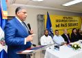 El MIP trabaja en la resolución para la aplicación del decreto y el protocolo a seguir para la importación de armas de fuegoMedida busca articular miles de guardianes privados con la Policía Nacional y fortalecer la seguridad ciudadanaSANTO DOMINGO.- El Ministerio de Interior y Policía avanza en la elaboración de la resolución para la aplicación del decreto y el protocolo a seguir para la importación de armas de fuego por parte de las empresas que se dedican a estos fines, con el propósito de que sea un proceso transparente como es el deseo del presidente Luis Abinader.Al referirse al tema, el ministro de Interior y Policía, Jesús Vásquez Martínez, dejó claro que la importación de armas no es para los ciudadanos civiles, sino que va dirigida a equipar a las empresas que trabajan en servicios de seguridad privada.“Por años ha sido una necesidad poder contar con una adecuada vigilancia privada cuya efectividad vaya más allá del orden comercial, sino que también se pueda articular dentro de una estrategia preventiva en coordinación con nuestra Policía Nacional, este paso fortalece la Estrategia Integral de Seguridad Ciudadana Mi País Seguro, porque siempre hemos dicho que este tema es un asunto de todos los buenos y nobles dominicanos”, afirmó.Precisamente, la disposición gubernamental establece que la importación de armas es para el uso exclusivo de las empresas de seguridad privada debidamente registradas.Las armas autorizadas por el decreto 30-23 son de calibre civil, entre las que se encuentran las de 9 milímetros, 38 mm, 380 y calibre 12.“Recordamos que esta importación será permitida durante seis meses a las armerías autorizadas para tales fines”, dijo el ministro.El artículo 4 del decreto dispone que al vencimiento del plazo de seis meses quedará prohibida la importación de armas de fuego, partes y sus respectivas municiones para el comercio con particulares, hasta que el Poder Ejecutivo disponga lo contrario de conformidad con la ley.Esa misma disposición señala que las gestiones para la tramitación de las licencias de importación de armas de fuego deberán ser realizadas por las empresas correspondientes de conformidad con el procedimiento y los requisitos establecidos en el artículo 33 de la Ley 631-16, para el Control y Regulación de Armas, Municiones y Materiales Relacionados.El decreto 30-23, firmado la noche del 7 de febrero, deroga el 309-06, que desde hace 17 años prohibía la entrada legal de armas de fuego al país