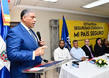 El MIP trabaja en la resolución para la aplicación del decreto y el protocolo a seguir para la importación de armas de fuegoMedida busca articular miles de guardianes privados con la Policía Nacional y fortalecer la seguridad ciudadanaSANTO DOMINGO.- El Ministerio de Interior y Policía avanza en la elaboración de la resolución para la aplicación del decreto y el protocolo a seguir para la importación de armas de fuego por parte de las empresas que se dedican a estos fines, con el propósito de que sea un proceso transparente como es el deseo del presidente Luis Abinader.Al referirse al tema, el ministro de Interior y Policía, Jesús Vásquez Martínez, dejó claro que la importación de armas no es para los ciudadanos civiles, sino que va dirigida a equipar a las empresas que trabajan en servicios de seguridad privada.“Por años ha sido una necesidad poder contar con una adecuada vigilancia privada cuya efectividad vaya más allá del orden comercial, sino que también se pueda articular dentro de una estrategia preventiva en coordinación con nuestra Policía Nacional, este paso fortalece la Estrategia Integral de Seguridad Ciudadana Mi País Seguro, porque siempre hemos dicho que este tema es un asunto de todos los buenos y nobles dominicanos”, afirmó.Precisamente, la disposición gubernamental establece que la importación de armas es para el uso exclusivo de las empresas de seguridad privada debidamente registradas.Las armas autorizadas por el decreto 30-23 son de calibre civil, entre las que se encuentran las de 9 milímetros, 38 mm, 380 y calibre 12.“Recordamos que esta importación será permitida durante seis meses a las armerías autorizadas para tales fines”, dijo el ministro.El artículo 4 del decreto dispone que al vencimiento del plazo de seis meses quedará prohibida la importación de armas de fuego, partes y sus respectivas municiones para el comercio con particulares, hasta que el Poder Ejecutivo disponga lo contrario de conformidad con la ley.Esa misma disposición señala que las gestiones para la tramitación de las licencias de importación de armas de fuego deberán ser realizadas por las empresas correspondientes de conformidad con el procedimiento y los requisitos establecidos en el artículo 33 de la Ley 631-16, para el Control y Regulación de Armas, Municiones y Materiales Relacionados.El decreto 30-23, firmado la noche del 7 de febrero, deroga el 309-06, que desde hace 17 años prohibía la entrada legal de armas de fuego al país