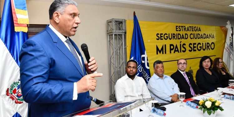 El MIP trabaja en la resolución para la aplicación del decreto y el protocolo a seguir para la importación de armas de fuegoMedida busca articular miles de guardianes privados con la Policía Nacional y fortalecer la seguridad ciudadanaSANTO DOMINGO.- El Ministerio de Interior y Policía avanza en la elaboración de la resolución para la aplicación del decreto y el protocolo a seguir para la importación de armas de fuego por parte de las empresas que se dedican a estos fines, con el propósito de que sea un proceso transparente como es el deseo del presidente Luis Abinader.Al referirse al tema, el ministro de Interior y Policía, Jesús Vásquez Martínez, dejó claro que la importación de armas no es para los ciudadanos civiles, sino que va dirigida a equipar a las empresas que trabajan en servicios de seguridad privada.“Por años ha sido una necesidad poder contar con una adecuada vigilancia privada cuya efectividad vaya más allá del orden comercial, sino que también se pueda articular dentro de una estrategia preventiva en coordinación con nuestra Policía Nacional, este paso fortalece la Estrategia Integral de Seguridad Ciudadana Mi País Seguro, porque siempre hemos dicho que este tema es un asunto de todos los buenos y nobles dominicanos”, afirmó.Precisamente, la disposición gubernamental establece que la importación de armas es para el uso exclusivo de las empresas de seguridad privada debidamente registradas.Las armas autorizadas por el decreto 30-23 son de calibre civil, entre las que se encuentran las de 9 milímetros, 38 mm, 380 y calibre 12.“Recordamos que esta importación será permitida durante seis meses a las armerías autorizadas para tales fines”, dijo el ministro.El artículo 4 del decreto dispone que al vencimiento del plazo de seis meses quedará prohibida la importación de armas de fuego, partes y sus respectivas municiones para el comercio con particulares, hasta que el Poder Ejecutivo disponga lo contrario de conformidad con la ley.Esa misma disposición señala que las gestiones para la tramitación de las licencias de importación de armas de fuego deberán ser realizadas por las empresas correspondientes de conformidad con el procedimiento y los requisitos establecidos en el artículo 33 de la Ley 631-16, para el Control y Regulación de Armas, Municiones y Materiales Relacionados.El decreto 30-23, firmado la noche del 7 de febrero, deroga el 309-06, que desde hace 17 años prohibía la entrada legal de armas de fuego al país