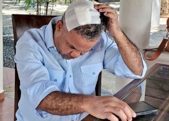 Senador de Monseñor Nouel Hector Acosta, sufrió un golpe en la cabeza al ser chocado aparentemente por un vehículo de la escolta presidencial