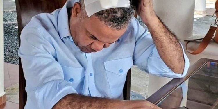 Senador de Monseñor Nouel Hector Acosta, sufrió un golpe en la cabeza al ser chocado aparentemente por un vehículo de la escolta presidencial