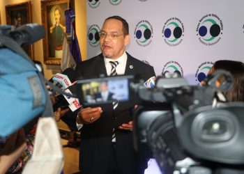 “Los Centros Correccionales de menores&nbsp; son Tierra de Nadie”&nbsp;Santo Domingo.-El Director Nacional de Defensa Pública, Lcdo. Rodolfo Valentín Santos, informó que respecto a los niños, niñas y adolescentes, que en la actualidad se encuentran en los Centros Correccionales, es urgente que los estamentos del estado, CONANI, Procuraduría General, los Jueces de Niños, Niñas y Adolescentes (NNA), la Primera Dama, pongan mucha atención a los centros que albergan a estos seres humanos.&nbsp;&nbsp;La Oficina Nacional de Defensa Pública asiste a unos 320 adolescentes, de los 323 que en la actualidad están privados de libertad. De este grupo de jóvenes 198 privados de libertad a la fecha no se le ha conocido su proceso, se mantienen de manera preventiva y 125 sancionados.&nbsp;&nbsp;En esos centros carcelarios, no se está trabajando para su rehabilitación, educación y reinserción a la sociedad, expresó, Rodolfo Valentín.&nbsp;&nbsp;El Director de la Oficina Nacional de Defensa Pública hace un llamado a los estamentos del Sistema de Justicia para que visiten los centros. “Los Centros de (NNA) son Tierra de Nadie”, si creemos que la juventud es el futuro, si no acompañamos a estos jóvenes con tratamientos y educación adecuada dentro de esos Centros, entonces vamos a tener una sociedad eminentemente fracasada, por lo que, en ese sentido hago el llamado a la Procuradora General de la República, a los Ministerios Públicos, Defensores especializados en NNA, y Jueces, que como parte del estado, como funcionarios, podamos entender que en más de ocho textos de la constitución de la República establece que, el estado, la constitución, el país, se fundamentan en el respeto a los derechos fundamentales, esencialmente a la dignidad de las personas.&nbsp;Por otra parte expreso que, es una vergüenza que no podamos resolver el hacinamiento que padecen los aproximadamente 70% de los privados de libertad, donde más del 40% del viejo modelo todavía duermen el suelo.&nbsp;Un país como El Salvador, mucho más pequeño que el nuestro, pudo construir una cárcel en seis meses, con tecnología de punta, que comenzó a albergar a más de 40 mil privados de libertad, todos tienen donde dormir, con espacios para trabajar y estudiar, y nosotros a 27 mil privados de libertad no hemos podidos adecuar espacios para cumplir con el fin de la pena.&nbsp;Llevamos unos cinco años construyendo una&nbsp; cárcel en el sector la Parra, de San Luis, denominada “La Nueva Victoria”, es lamentable que estemos padeciendo hacinamientos con edificios allí vacíos. El Salvador siendo un país, con una entrada económica mucho menor que la República Dominicana, y que nosotros aproximadamente a cinco años no podamos haber terminado un Centro Carcelero con las condiciones mínimas, sobre la base de las reglas de Mándela y tener ese proyecto cerrado, debe ponernos a pensar, que queremos para cambiar conductas que riñen con los deberes como ciudadanos, dijo, el&nbsp;Director Nacional de Defensa Pública, Rodolfo Valentín Santos.&nbsp;Debemos procurar crear políticas preventivas para disminuir crímenes y delitos, ya que la privación de libertad, las penas impuestas sin un tratamiento que reeduque, rehabilite y reinserte al reo en los centros carcelarios, no podemos esperar disminución en la reincidencia o en la comisión del delito.&nbsp;Vamos a cumplir con la constitución de la República, con la norma procesal penal, que es un imperativo que el Presidente de la Suprema, ni la Procuradora General de la República se están inventando medidas, ni procesos, ni procedimientos, sino que han hecho alusión a lo que establece la ley sustantiva, la carta magna y el código procesal penal, por lo que, ministerio público dejen su miseria de tratar de no aplicar y cumplir con el mandato de la ley, de la norma y de la constitución de la República.&nbsp;