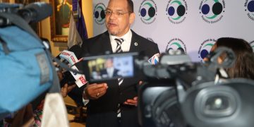 “Los Centros Correccionales de menores&nbsp; son Tierra de Nadie”&nbsp;Santo Domingo.-El Director Nacional de Defensa Pública, Lcdo. Rodolfo Valentín Santos, informó que respecto a los niños, niñas y adolescentes, que en la actualidad se encuentran en los Centros Correccionales, es urgente que los estamentos del estado, CONANI, Procuraduría General, los Jueces de Niños, Niñas y Adolescentes (NNA), la Primera Dama, pongan mucha atención a los centros que albergan a estos seres humanos.&nbsp;&nbsp;La Oficina Nacional de Defensa Pública asiste a unos 320 adolescentes, de los 323 que en la actualidad están privados de libertad. De este grupo de jóvenes 198 privados de libertad a la fecha no se le ha conocido su proceso, se mantienen de manera preventiva y 125 sancionados.&nbsp;&nbsp;En esos centros carcelarios, no se está trabajando para su rehabilitación, educación y reinserción a la sociedad, expresó, Rodolfo Valentín.&nbsp;&nbsp;El Director de la Oficina Nacional de Defensa Pública hace un llamado a los estamentos del Sistema de Justicia para que visiten los centros. “Los Centros de (NNA) son Tierra de Nadie”, si creemos que la juventud es el futuro, si no acompañamos a estos jóvenes con tratamientos y educación adecuada dentro de esos Centros, entonces vamos a tener una sociedad eminentemente fracasada, por lo que, en ese sentido hago el llamado a la Procuradora General de la República, a los Ministerios Públicos, Defensores especializados en NNA, y Jueces, que como parte del estado, como funcionarios, podamos entender que en más de ocho textos de la constitución de la República establece que, el estado, la constitución, el país, se fundamentan en el respeto a los derechos fundamentales, esencialmente a la dignidad de las personas.&nbsp;Por otra parte expreso que, es una vergüenza que no podamos resolver el hacinamiento que padecen los aproximadamente 70% de los privados de libertad, donde más del 40% del viejo modelo todavía duermen el suelo.&nbsp;Un país como El Salvador, mucho más pequeño que el nuestro, pudo construir una cárcel en seis meses, con tecnología de punta, que comenzó a albergar a más de 40 mil privados de libertad, todos tienen donde dormir, con espacios para trabajar y estudiar, y nosotros a 27 mil privados de libertad no hemos podidos adecuar espacios para cumplir con el fin de la pena.&nbsp;Llevamos unos cinco años construyendo una&nbsp; cárcel en el sector la Parra, de San Luis, denominada “La Nueva Victoria”, es lamentable que estemos padeciendo hacinamientos con edificios allí vacíos. El Salvador siendo un país, con una entrada económica mucho menor que la República Dominicana, y que nosotros aproximadamente a cinco años no podamos haber terminado un Centro Carcelero con las condiciones mínimas, sobre la base de las reglas de Mándela y tener ese proyecto cerrado, debe ponernos a pensar, que queremos para cambiar conductas que riñen con los deberes como ciudadanos, dijo, el&nbsp;Director Nacional de Defensa Pública, Rodolfo Valentín Santos.&nbsp;Debemos procurar crear políticas preventivas para disminuir crímenes y delitos, ya que la privación de libertad, las penas impuestas sin un tratamiento que reeduque, rehabilite y reinserte al reo en los centros carcelarios, no podemos esperar disminución en la reincidencia o en la comisión del delito.&nbsp;Vamos a cumplir con la constitución de la República, con la norma procesal penal, que es un imperativo que el Presidente de la Suprema, ni la Procuradora General de la República se están inventando medidas, ni procesos, ni procedimientos, sino que han hecho alusión a lo que establece la ley sustantiva, la carta magna y el código procesal penal, por lo que, ministerio público dejen su miseria de tratar de no aplicar y cumplir con el mandato de la ley, de la norma y de la constitución de la República.&nbsp;