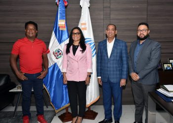 Pedro Martínez y esposa visitan al ministro de Obras Públicas, Deligne Ascencion