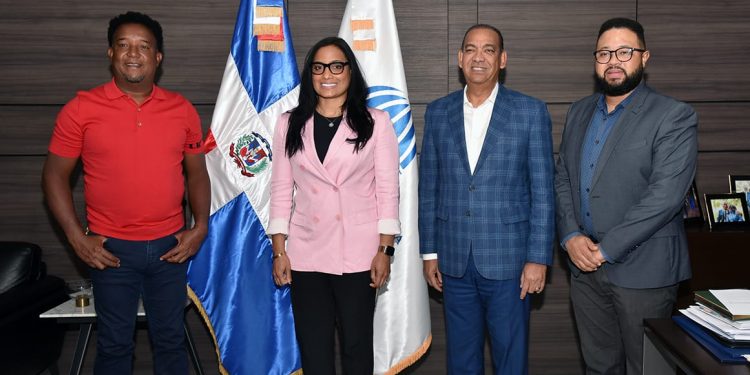 Pedro Martínez y esposa visitan al ministro de Obras Públicas, Deligne Ascencion